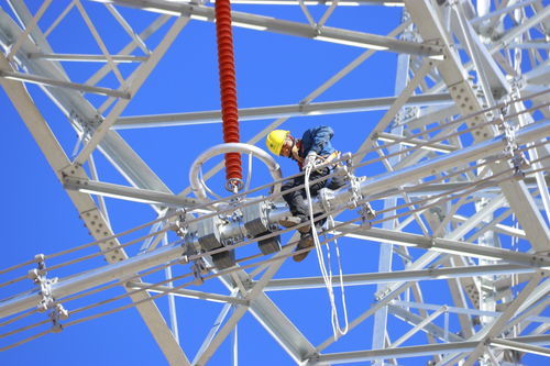 用電負荷創(chuàng)新高 國網(wǎng)甘肅電力員工戰(zhàn)高溫保供電